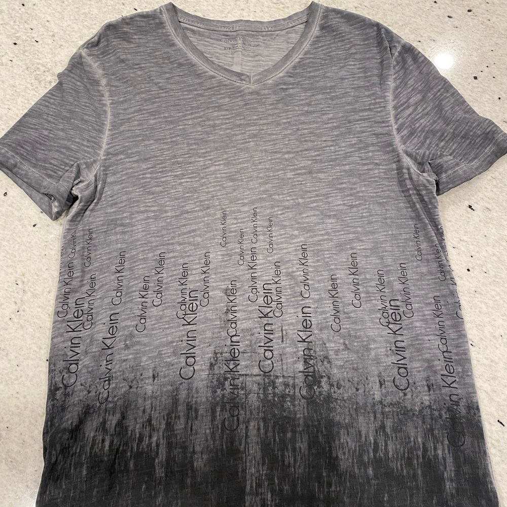 LIKE NEW CALVIN KLEIN TSHIRT